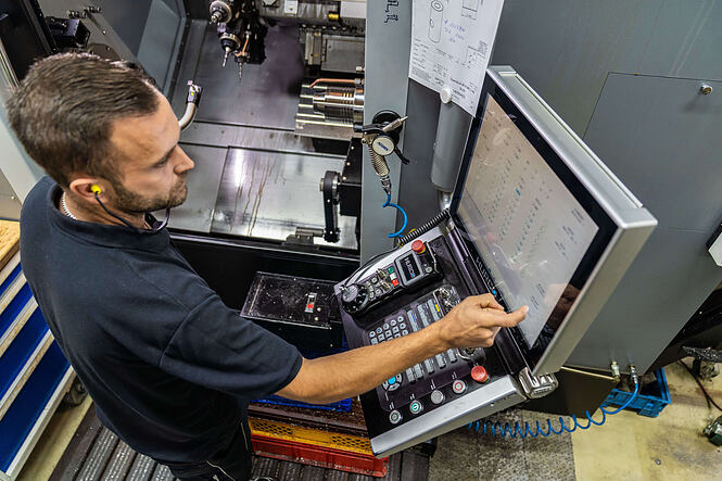 Bediener vom Ingenieurbüro martin braun an der HURCO Steuerung MAX5