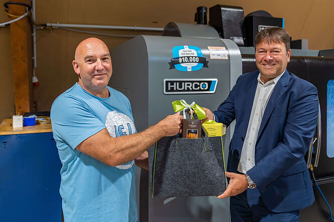 Martin Braun und Michael Auer bei der Übergabe des Geschenks zur Installation der 10.000ten HURCO Maschine